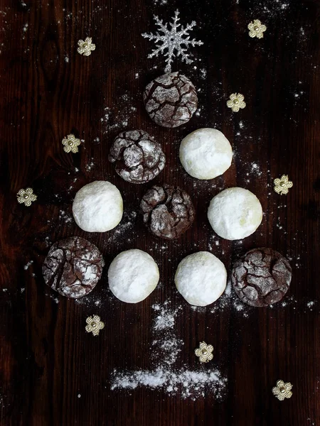Arbre de Noël construit de biscuits chocolat avec des fissures et sablé blanc. Des gâteaux de l'Avent. Nouvel An, carte de Noël. Concentration sélective . — Photo