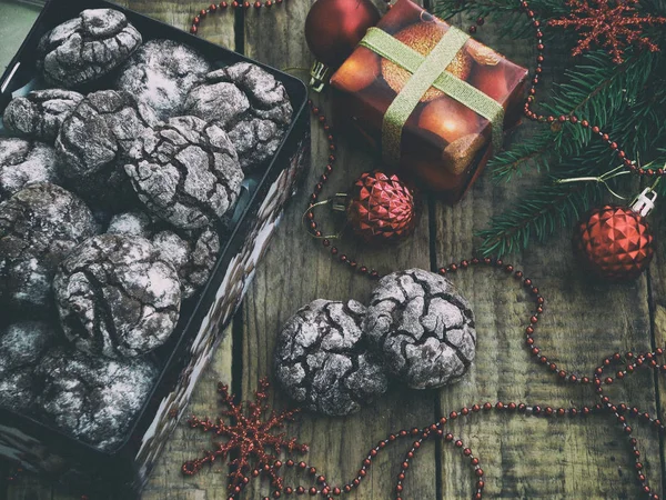 Boîte biscuits de Noël chocolat avec des fissures. Décoré avec une décoration festive. Des gâteaux de l'Avent. Nouvel An et carte de Noël. Concentration sélective. Espace de copie — Photo