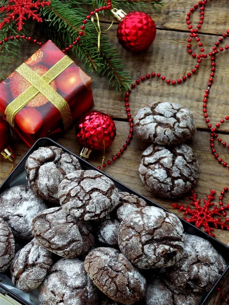 Boîte biscuits de Noël chocolat avec des fissures. Décoré avec une décoration festive. Des gâteaux de l'Avent. Nouvel An et carte de Noël. Concentration sélective. Espace de copie — Photo