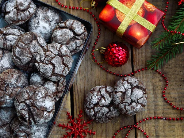 Boîte biscuits de Noël chocolat avec des fissures. Décoré avec une décoration festive. Des gâteaux de l'Avent. Nouvel An et carte de Noël. Concentration sélective. Espace de copie — Photo