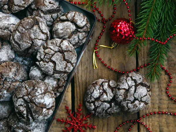 Noel kurabiyeleri çatlaklar ile çikolata kutusu. Festival dekorasyon ile dekore edilmiştir. Advent kek. Yeni yıl ve Noel kartı. Seçici odak. Kopya alanı