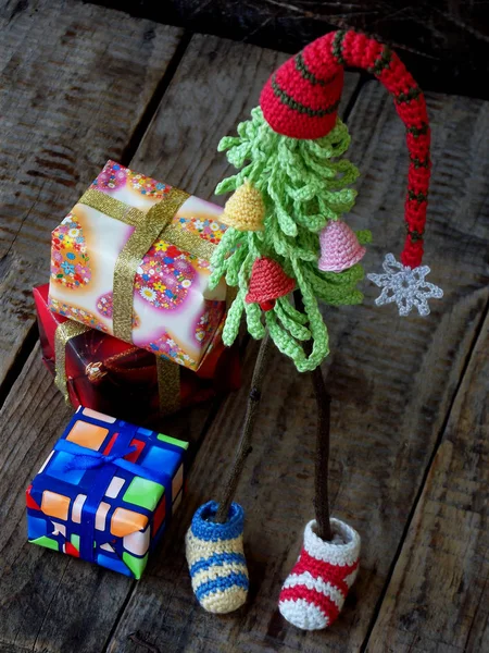 Ahşap arka plan üzerinde hediyeler ile yaratıcı tığ işi Noel ağaçları. Yeni yıl ve Noel kartı arka plan. Uzay kopyalayın. Seçici odak. — Stok fotoğraf