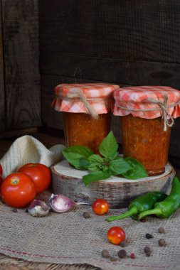 Biber, biber ve sarımsak ile domates sosu kavanoz. Bolognese sos, lecho veya adjika. Koruma. Canning