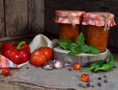 Biber, biber ve sarımsak ile domates sosu kavanoz. Bolognese sos, lecho veya adjika. Koruma. Canning