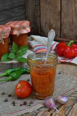 Biber, biber ve sarımsak ile domates sosu kavanoz. Bolognese sos, lecho veya adjika. Koruma. Canning