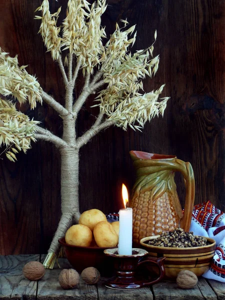 Composition de didukh symbole de Noël, bougie brûlante, bouillie de blé kutya avec pavot et noix, pampushki, compote uzvar de fruits secs sur fond en bois. Tradition ukrainienne nourriture pour la veille de Noël . — Photo