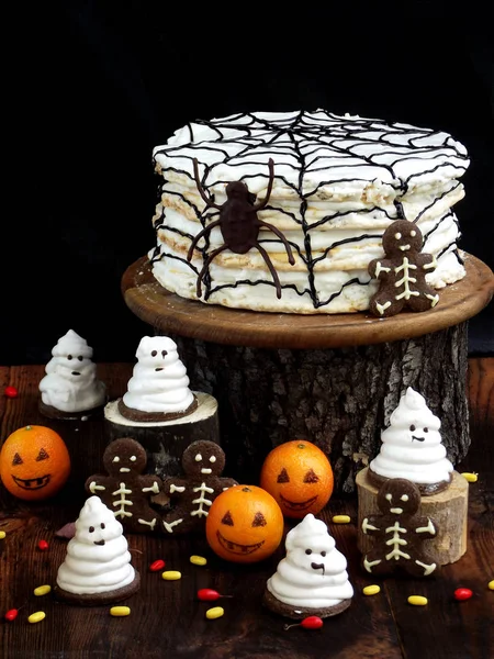 Zabawny zachwycający składu na Halloween z ciasta, herbatniki, Zefir i mandarynki na stole. Słodycze w postaci duchów, szkielety, pająki i dyni jack — Zdjęcie stockowe