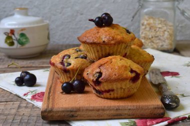 Yulaf kek ile kesme ahşap arka plan üzerinde Siyah frenk üzümü. Homemade pişirme. Sağlıklı gıda.