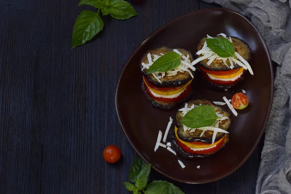 Aperitivo de berenjenas, calabacín, tomates y queso joven sobre un fondo oscuro. Comida vegetariana. Ratatouille. —  Fotos de Stock