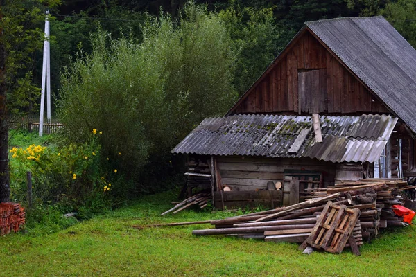 Una pequeña casa de madera antigua en un pueblo de montaña . — Foto de Stock