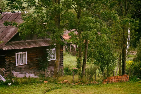 Маленький старий дерев'яний сарай в гірському селі . — стокове фото