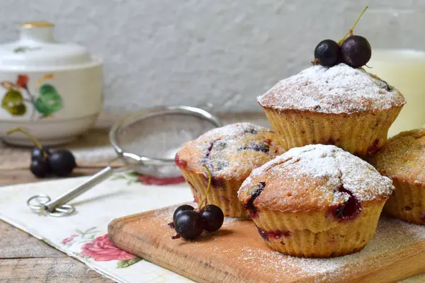 Yulaf kek ile kesme ahşap arka plan üzerinde Siyah frenk üzümü. Homemade pişirme. Sağlıklı gıda.