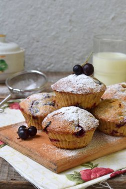 Yulaf kek ile kesme ahşap arka plan üzerinde Siyah frenk üzümü. Homemade pişirme. Sağlıklı gıda.