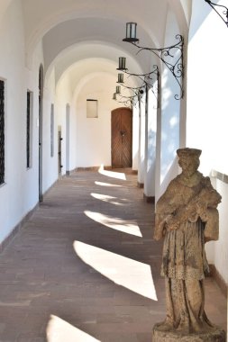 Koridor kemerli beyaz tonlarda bir Kalesi.