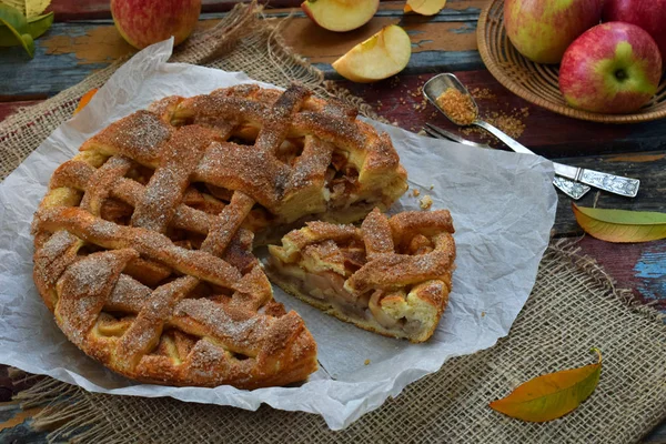 Hjemmelaget økologisk eplepai av gjærdeig på trebakgrunn. Fruktdessert, klar til å spises – stockfoto