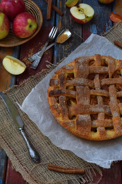 木製の背景にイーストこね粉から自家製の有機リンゴのパイ。果物のデザートを食べる準備ができて — ストック写真