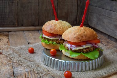 patlıcan, marul, soğan turşusu, domates kahverengi ahşap arka plan üzerinde bir chop sebze Burger.