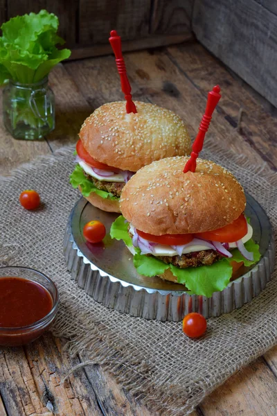 patlıcan, marul, soğan turşusu, domates kahverengi ahşap arka plan üzerinde bir chop sebze Burger.