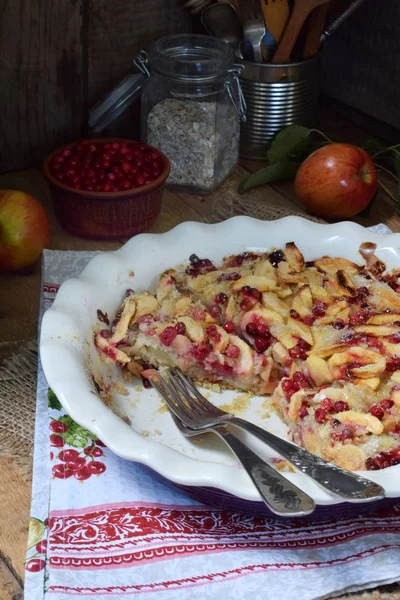 Домашній органічний яблучний пиріг з полуницею на дерев'яному фоні. Фруктовий десерт готовий до їжі — стокове фото