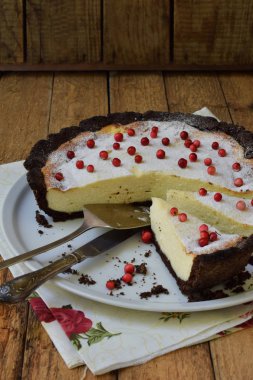 Vanilyalı cheesecake çikolatalı kurabiye hamur üzerinde. Peynirli pasta. Homemade pişirme.