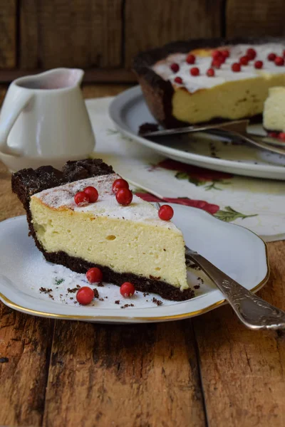 Vanilyalı cheesecake çikolatalı kurabiye hamur üzerinde. Peynirli pasta. Homemade pişirme.