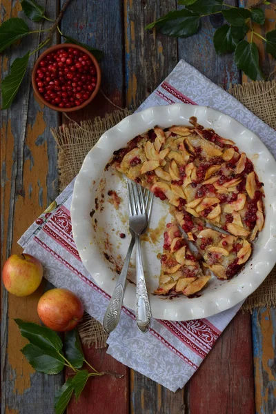 Домашний органический яблочный пирог с брусникой на деревянном фоне. Фруктовый десерт готов съесть — стоковое фото