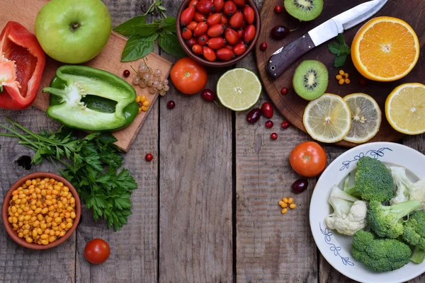 Zusammensetzung von Produkten, die Ascorbinsäure, Vitamin C - Zitrusfrüchte, Blumenkohl, Brokkoli, Paprika, Kiwi, Hundsrose, Tomaten, Apfel, Johannisbeere, Sanddorn enthalten. Ansicht von oben. flache Lage. — Stockfoto