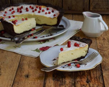 Vanilyalı cheesecake çikolatalı kurabiye hamur üzerinde. Peynirli pasta. Homemade pişirme.
