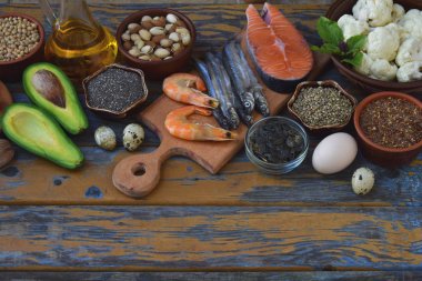 Doymamış yağ asitleri Omega 3 - balık, fındık, avokado, yumurta, soya fasulyesi, keten, kabak çekirdeği, chia, kenevir, karnabahar, dereotu, bitkisel yağ içeren ürünler bileşimi. Üstten Görünüm. Sağlıklı gıda