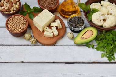 Doymamış yağ asitleri Omega 3 - fındık, soya peyniri, avokado, yumurta, soya fasulyesi, keten, kabak çekirdeği, karnabahar, dereotu, bitkisel yağ içeren ürünler bileşimi. Üstten Görünüm. Sağlıklı gıda