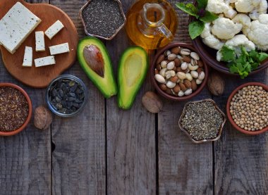 Vejetaryen ürünleri doymamış yağ asitleri Omega 3 - fındık, kenevir, chia, keten, avokado, soya fasulyesi, karnabahar, kabak çekirdeği, tofu, dereotu, bitkisel yağ içeren bileşimi. Üstten Görünüm. Sağlıklı gıda