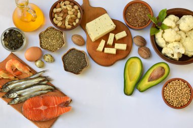 Doymamış yağ asitleri Omega 3 - balık, fındık, soya peyniri, avokado, yumurta, soya, keten, kabak çekirdeği, chia, kenevir, karnabahar, dereotu, bitkisel yağ içeren ürünler bileşimi. Üstten Görünüm. Sağlıklı gıda