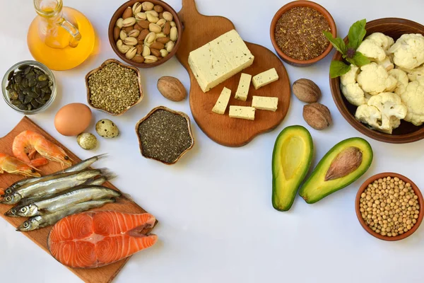 Composición de productos que contienen ácidos grasos insaturados Omega 3: pescado, nueces, tofu, aguacate, huevo, soja, lino, semillas de calabaza, chía, cáñamo, coliflor, eneldo, aceite vegetal. Vista superior. Alimento saludable — Foto de Stock