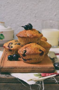 Yulaf kek ile kesme ahşap arka plan üzerinde Siyah frenk üzümü. Homemade pişirme. Sağlıklı gıda.