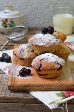 Yulaf kek ile kesme ahşap arka plan üzerinde Siyah frenk üzümü. Homemade pişirme. Sağlıklı gıda.