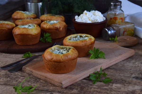 Muffin di formaggio feta salati con spinaci e aneto su fondo di legno. Concetto di cibo sano con spazio di copia per il testo . — Foto Stock