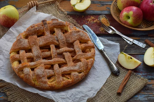 Eigengemaakte biologische appeltaart van gistdeeg op houten achtergrond. Fruit dessert klaar om te eten — Stockfoto
