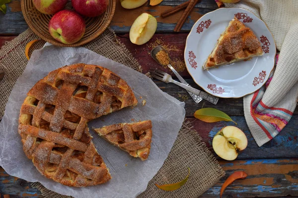 Torta de maçã orgânica caseira de massa de farinha de levedura em fundo de madeira. Sobremesa de frutas pronta para comer — Fotografia de Stock