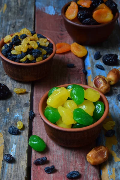 Složení z různých druhů sušeného ovoce na dřevěné pozadí - data, meruňky, švestky, rozinky, kumquat. Zdravé jídlo — Stock fotografie