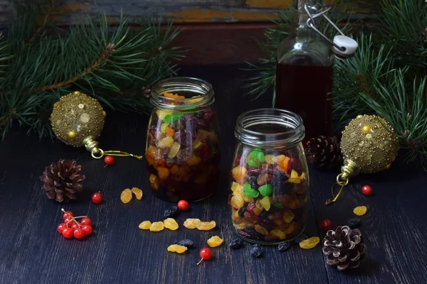 Sušené ovoce v alkoholu, příprava na pečení tradiční vánoční dort Stollen na tmavém pozadí. Evropské vánoční tradice. Dovolená sladkosti — Stock fotografie