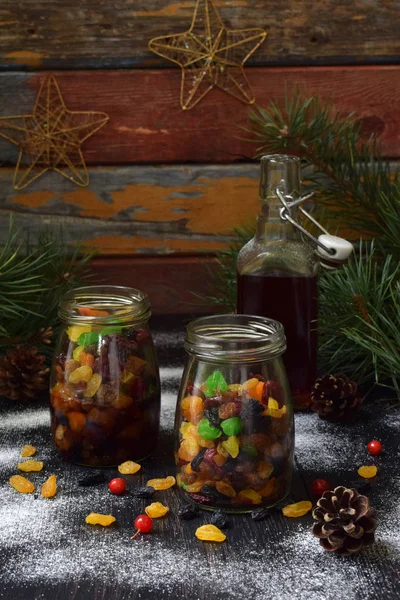 Frutos secos em álcool, preparação para assar bolo de Natal tradicional Roubado no fundo escuro. Tradições europeias de Natal. Doces de férias — Fotografia de Stock