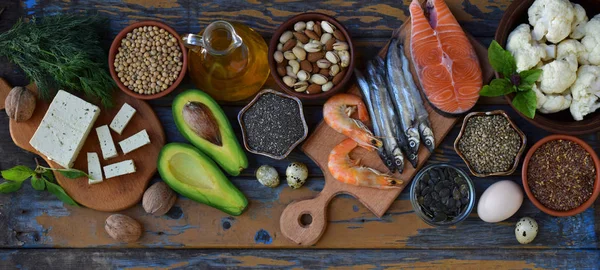 Doymamış yağ asitleri Omega 3 - balık, fındık, soya peyniri, avokado, yumurta, soya fasulyesi, keten, kabak çekirdeği, chia, kenevir, karnabahar, dereotu, bitkisel yağ içeren ürünler bileşimi. Üstten Görünüm. Sağlıklı gıda