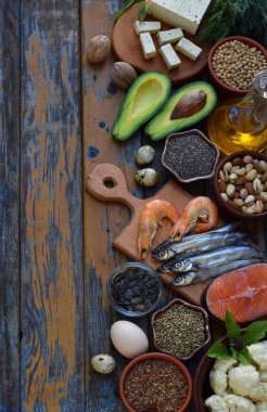 Doymamış yağ asitleri Omega 3 - balık, fındık, soya peyniri, avokado, yumurta, soya, keten, kabak çekirdeği, chia, kenevir, karnabahar, dereotu, bitkisel yağ içeren ürünler bileşimi. Üstten Görünüm. Sağlıklı gıda