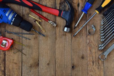 Bina ve ahşap zemin üzerine tedavi için araçlar kümesi: çekiç, teyp, matkap ölçme.