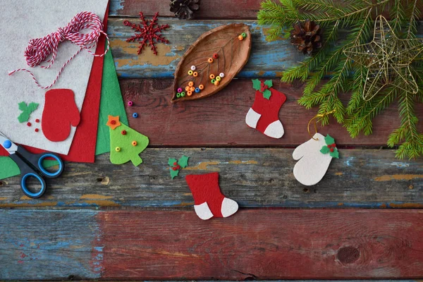 Fare di giocattoli di Natale fatti a mano da feltro con le proprie mani. Concetto fai da te per bambini. Fare albero di Natale decorazione o biglietto di auguri . — Foto Stock