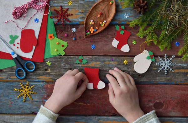 El yapımı Noel oyuncaklar kendi elleriyle keçe yapım. Çocuk DIY kavramı. Xmas ağacı süsle veya tebrik kartı yapmak.