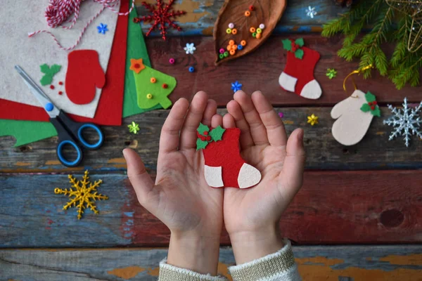 Fazendo de brinquedos de Natal artesanais de feltro com suas próprias mãos. Conceito DIY infantil. Fazendo decoração árvore de xmas ou cartão de saudação . — Fotografia de Stock