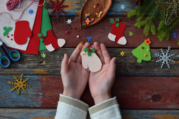 Making of handmade christmas toys from felt with your own hands. Children's DIY concept. Making xmas tree decoration or greeting card. Step 4. The finished toy — Stock Photo, Image