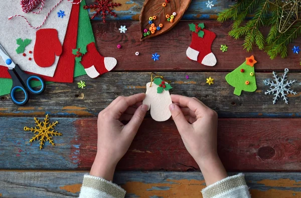 El yapımı Noel oyuncaklar kendi elleriyle keçe yapım. Çocuk DIY kavramı. Xmas ağacı süsle veya tebrik kartı yapmak. — Stok fotoğraf