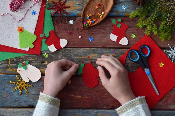 El yapımı Noel oyuncaklar kendi elleriyle keçe yapım. Çocuk DIY kavramı. Xmas ağacı süsle veya tebrik kartı yapmak. Adım 3. Oyuncak süslemeleri